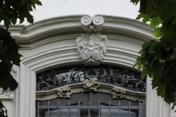 Fachadas Con Puertas Ventanas Adornos Edificios Una Ciudad Histórica Sur —  Fotos de Stock