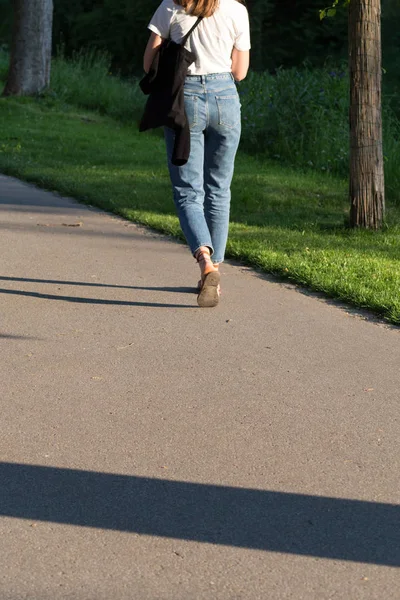 Auf Einem Outdoor Park Süddeutschland Gehen Damen Ihren Weg Und — Stockfoto