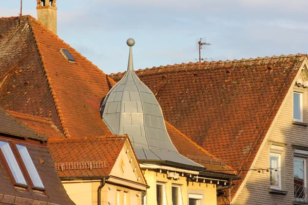 Fassade Und Dächer Einer Historischen Stadt Süddeutschland Mit Sichtbaren Ornamenten — Stockfoto