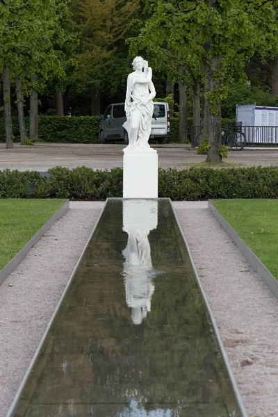 Güney Almanya Barok Heykelcik Açık Bir Parc Kendisi Havzasında Yansıtılmış — Stok fotoğraf