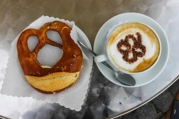 Cappuccino Italien Avec Bretzel Allemand Avec Illustration Chocolat Sur Crème — Photo