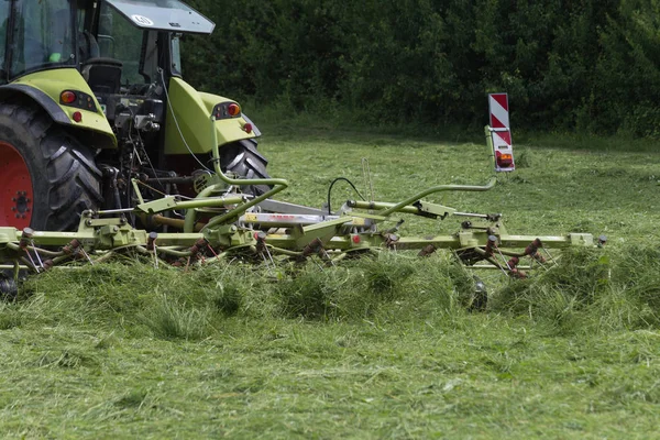 Velmi Slunečného Dne Červnu Jižním Německu Uvidíte Traktoru Farmář Senoseč — Stock fotografie