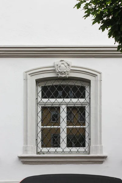 ドアと窓またはシュトゥットガルトとミュンヘンの近くの南ドイツの歴史的な街の建物の装飾のファサード — ストック写真