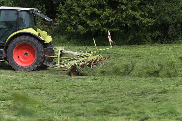 Velmi Slunečného Dne Červnu Jižním Německu Uvidíte Traktoru Farmář Senoseč — Stock fotografie