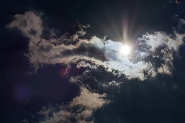 羽毛の白い雲と青い空の自然な背景 — ストック写真