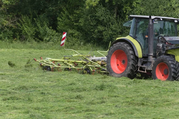 Velmi Slunečného Dne Červnu Jižním Německu Uvidíte Traktoru Farmář Senoseč — Stock fotografie