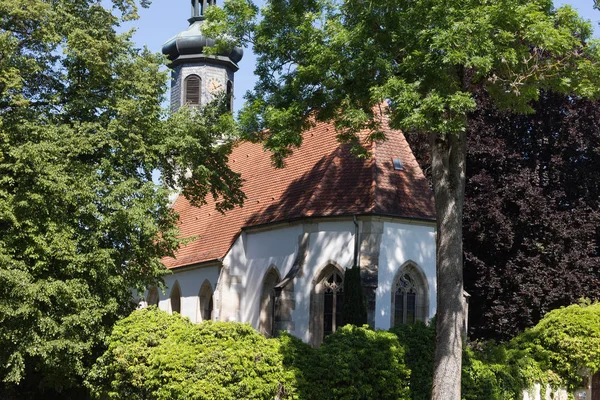 在6月的一个非常阳光明媚的一天 在德国南部 你看到在蓝天下的乡村小教堂和新鲜的绿色和树木作为建筑和细节 如装饰品 — 图库照片