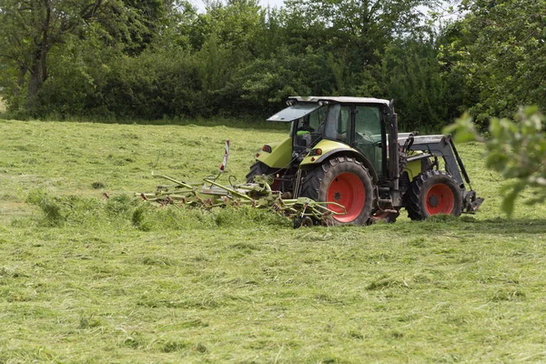 Mycket Solig Dag Juni Södra Tyskland Traktor Och Jordbrukare Att — Stockfoto