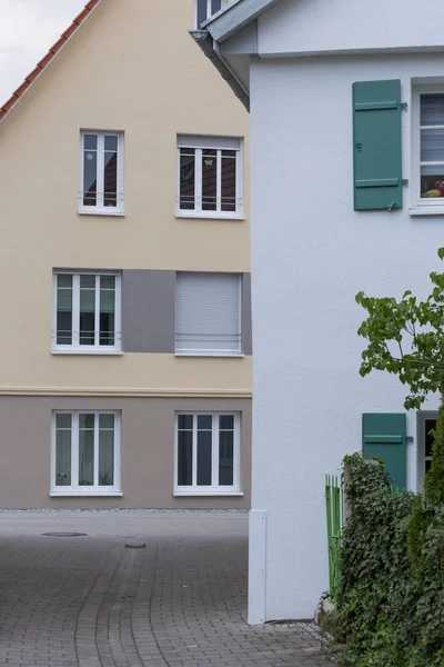 Einer Süddeutschen Historischen Stadtfassade Mit Ihren Detailreichen Ornamenten Und Figuren — Stockfoto