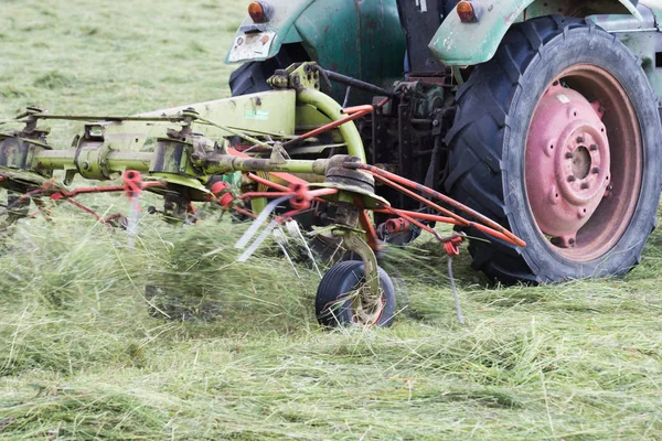 末が南ドイツの風景 年古いマシンに有効に目的を乾燥のための干し草 — ストック写真