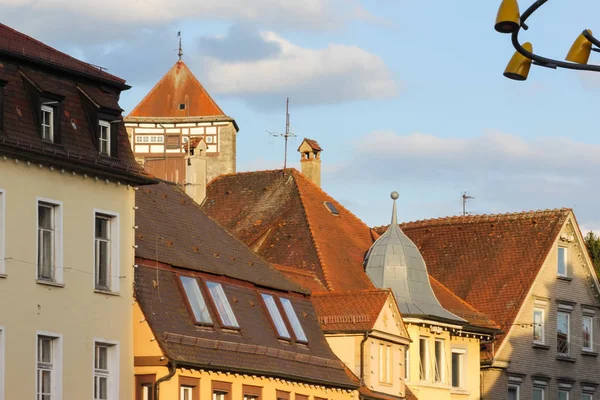 Fassade Und Dächer Einer Historischen Stadt Süddeutschland Mit Sichtbaren Ornamenten — Stockfoto