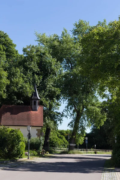 Día Muy Soleado Junio Sur Alemania Campo Pequeñas Iglesias Bajo — Foto de Stock