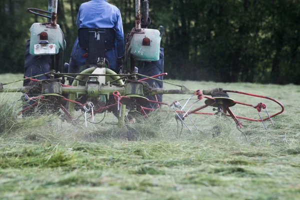 末が南ドイツの風景 年古いマシンに有効に目的を乾燥のための干し草 — ストック写真