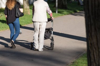 Haziran ayında Güney Almanya çok güneşli bir günde kıdemli rollator ile görmek ve şirket size iyi eğlenceler tarihi şehir parkında