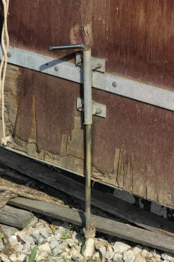 açmak ve kapatmak ve kapı ve bu metal parçaların binalarla kapamak