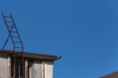 Haziran ayında Güney Almanya çok güneşli bir günde terkedilmiş bir sanayi bölgesi baca ve gürültüyle çarpmak pencere ve cepheler yenileme ihtiyacı ile yaşlı mimarisini görmek