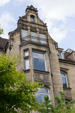 Mayıs ayında güneşli bir günde güneye Alman bir şehir bina cephe görüşlerini ayrıntılı