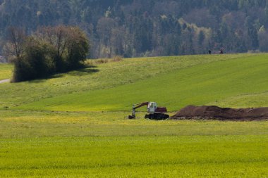 Arka plan üzerinde tek başına duran kazıcı ile çiçeklenme alan