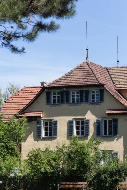 Haziran ayında Güney Almanya çok güneşli bir günde kırsal evleri ve cepheler ağaçlar ve bitkiler küçük köy ve yerler etrafında görmek