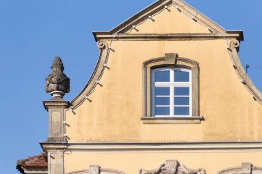 Mayıs ayında Güney Alman tarihi kent antik cepheler çok güneşli gün sonu ve pastell çatılar üzerinde tefekkür ilham verici sayısı renkleridir