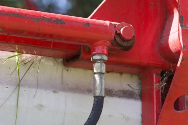 kırsal kırsal kesimde güney Almanya'da Haziran ayında güneşli bir makine, tekerlekler ve ürün toplama ve tarım çiftlik ekipman parçaları işe bakın