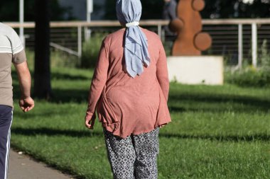 çiftler de ağaçların gölgesinden ile yeşil çim atmosferde sıcak havalarda rahatlatıcı bir zaman var gibi Haziran ayında Güney Almanya çok güneşli bir günde siz bayanlar, baylar ve her ikisi de birlikte görmek