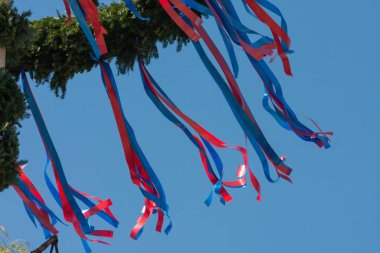 Mavi gökyüzü arka plan üzerinde şenlikli direği süslemeleri