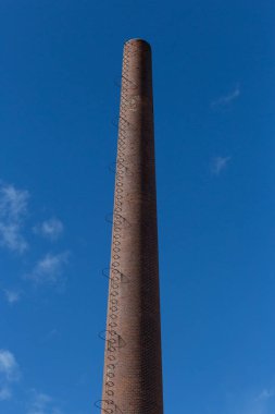 Haziran ayında Güney Almanya çok güneşli bir günde terkedilmiş bir sanayi bölgesi baca ve gürültüyle çarpmak pencere ve cepheler yenileme ihtiyacı ile yaşlı mimarisini görmek