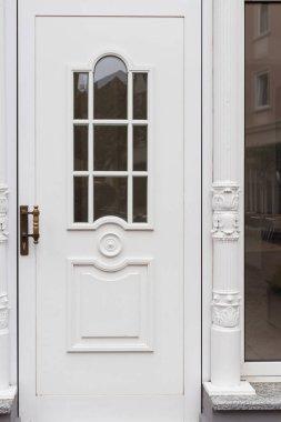 Cephe yağmurlu günde Güney Almanya tarihi şehirde bina..