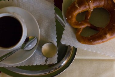 Krem ve siyah kahve ile Alman simit