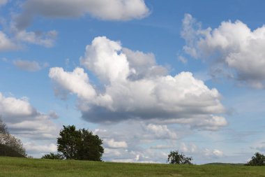 bulutların üstünde bllue gökyüzü manzara Güney Almanya bahar Münih şehir ve stuttgart yakınındaki