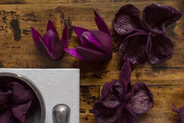 mor pembe çiçekler ve harç havaneli ile