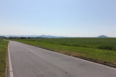 Haziran ayında Güney Almanya çok güneşli bir günde yaz yatay, yeşil ve mavi gökyüzü ve yol işaretleri için ufuk görmek