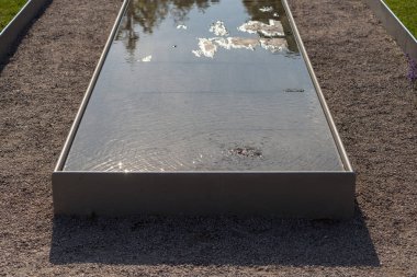 Güney Almanya Barok heykelcik açık bir parc kendisi su havzasında yansıtılmış gösterir