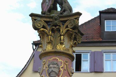 Güney Almanya İmparatorluk bir kasabada çeşme yapısı ve rakamlar ve tarihinin antik açıdan ve Almanya'da ünlü kültür mirasına ayrıntılarını görmek