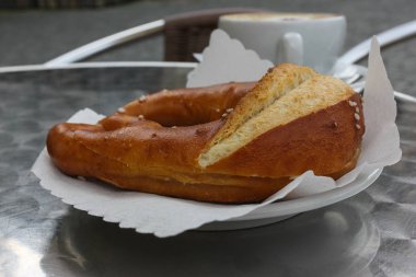 metal masa üstü Münih ve stuttgart yakınındaki Güney Alman tarihi şehirde kahve krem çikolata sanat çalışmaları ile Alman çubuk kraker ile İtalyan kapuçino
