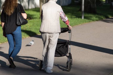 Haziran ayında Güney Almanya çok güneşli bir günde kıdemli rollator ile görmek ve şirket size iyi eğlenceler tarihi şehir parkında