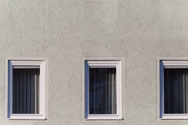 Haziran ayında Güney Almanya çok güneşli bir günde cepheler Windows'un ve süs eşyaları ile tarihi bir şehir, çatılar parçası görmek