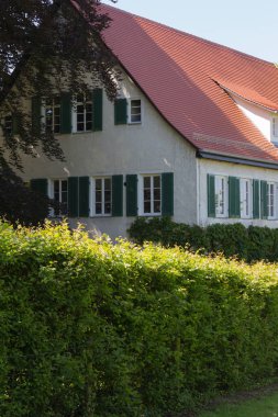 Haziran ayında Güney Almanya çok güneşli bir günde kırsal evleri ve cepheler ağaçlar ve bitkiler küçük köy ve yerler etrafında görmek