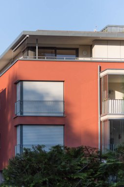 bir çok güzel bir güneşli gün ucunda Güney Almanya'da imparatorluk şehri stuttgart yakınındaki binaların güzelliği açık geometri ve düz renkler yapabilir