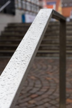 yağmurlu bir günde kapı ve merdivenler üzerinde Güney Almanya görünümünde tarihi şehir içinde