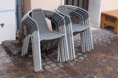 Yağmurlu bir gün yığılmış koltuklarda Güney Almanya görünümünü.