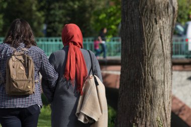 bahar bir Bayan başörtüsü ile Güney Almanya'da bir parkta yürüyüş başka bir olmadan