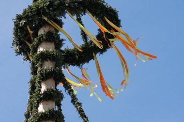 Mavi gökyüzü arka plan üzerinde şenlikli direği süslemeleri