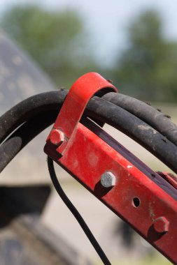 kırsal kırsal kesimde güney Almanya'da Haziran ayında güneşli bir makine, tekerlekler ve ürün toplama ve tarım çiftlik ekipman parçaları işe bakın