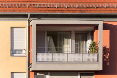 Haziran ayında Güney Almanya çok güneşli bir günde cepheler Windows'un ve süs eşyaları ile tarihi bir şehir, çatılar parçası görmek