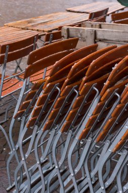 Yağmurlu bir gün yığılmış koltuklarda Güney Almanya görünümünü.