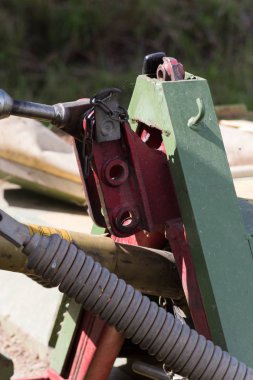 kırsal kırsal kesimde güney Almanya'da Haziran ayında güneşli bir makine, tekerlekler ve ürün toplama ve tarım çiftlik ekipman parçaları işe bakın