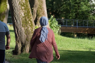 çiftler de ağaçların gölgesinden ile yeşil çim atmosferde sıcak havalarda rahatlatıcı bir zaman var gibi Haziran ayında Güney Almanya çok güneşli bir günde siz bayanlar, baylar ve her ikisi de birlikte görmek