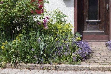 Sen görmek detayları ve renkleri yazlık ülke binaları ve sokakları vintage dekorasyon ile Haziran ayında Güney Almanya çok güneşli bir günde
